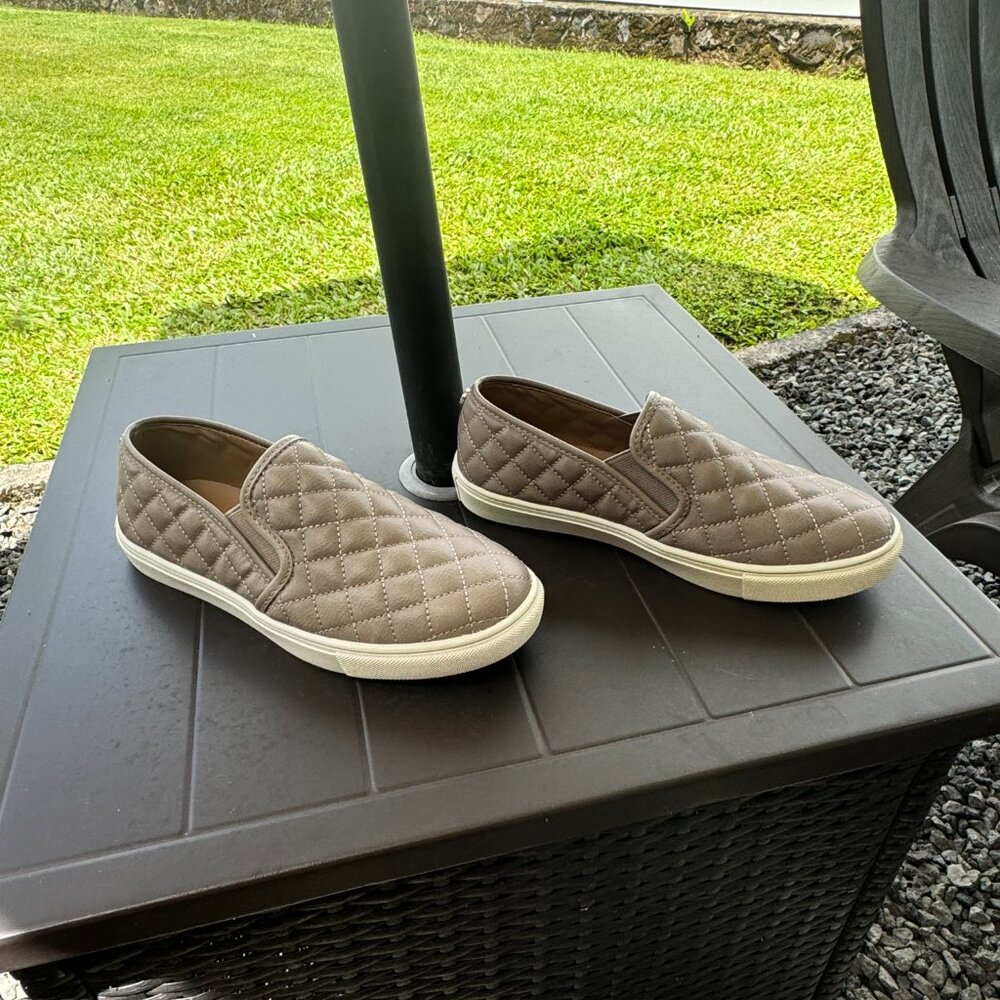 Steve Madden Shoes Womens 7.5 M Ecentrcq Quilted Comfort Sneakers Gray Slip On - Picture 6 of 9